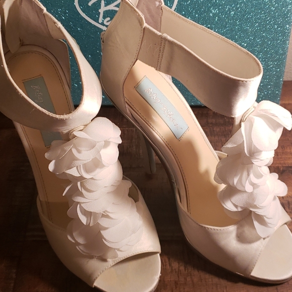 - Shoes - Picture 2 of 4